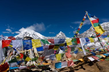 Tsergo Ri, Kyanjin, Langtang, Nepal - 17 Ekim 2024: Trekkers Tsergo Ri 'deki Langtang Vadisi' nde Himalaya Gangchempo, Langtang Lirung, Yala Peak vs..