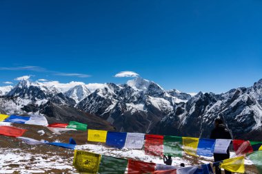 Tsergo Ri, Kyanjin, Langtang, Nepal - 17 Ekim 2024: Trekkers Tsergo Ri 'deki Langtang Vadisi' nde Himalaya Gangchempo, Langtang Lirung, Yala Peak vs..