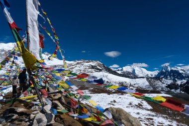 Tsergo Ri, Kyanjin, Langtang, Nepal - 17 Ekim 2024: Trekkers Tsergo Ri 'deki Langtang Vadisi' nde Himalaya Gangchempo, Langtang Lirung, Yala Peak vs..