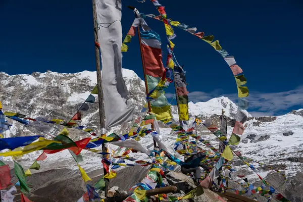 Tsergo Ri, Kyanjin, Langtang, Nepal - 17 Ekim 2024: Trekkers Tsergo Ri 'deki Langtang Vadisi' nde Himalaya Gangchempo, Langtang Lirung, Yala Peak vs..