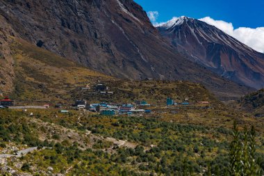 Langtang, Kyanjin, Nepal - 18 Ekim 2024: Himalayalar 'daki Langtang Village Trekking Route