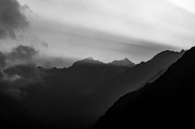 Himalayalar 'ın Dağları' ndan gelen ışınlarla Karanlık ve Dramatik Gün Doğumu