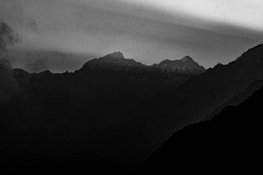 Himalayalar 'ın Dağları' ndan gelen ışınlarla Karanlık ve Dramatik Gün Doğumu