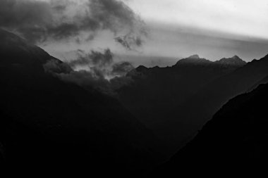 Himalayalar 'ın Dağları' ndan gelen ışınlarla Karanlık ve Dramatik Gün Doğumu