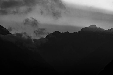 Himalayalar 'ın Dağları' ndan gelen ışınlarla Karanlık ve Dramatik Gün Doğumu