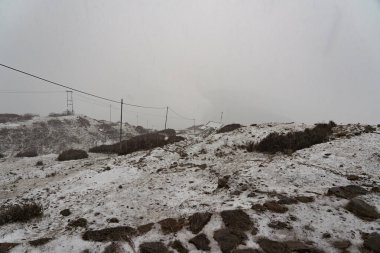 Gosaikunda Yolu 'nun Laurebina bölümünde kar yağışı var.