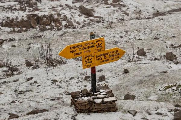 Laurebina, Rasuwa, Nepal - 20 Ekim 2024: Laurebina Köyü ve Himalayalar 'daki Snowy Gosaikunda Trek sırasında çay dükkanları