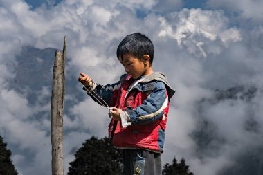 Mukharka, Laurebina, Rasuwa, Nepal - 20 Ekim 2024: Nepal 'deki Himalayaların tepelerinde oynayan çocuklar