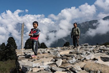 Mukharka, Laurebina, Rasuwa, Nepal - 20 Ekim 2024: Nepal 'deki Himalayaların tepelerinde oynayan çocuklar