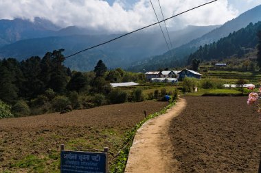 Mukharka, Laurebina, Rasuwa, Nepal - 20 Ekim 2024: Himalayalar 'ın Hilly Dağları' ndaki Nepal Tarım Köyü