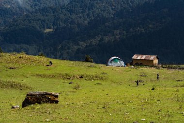 Mukharka, Laurebina, Rasuwa, Nepal - 20 Ekim 2024: Himalayalar 'ın Hilly Dağları' ndaki Nepal Tarım Köyü