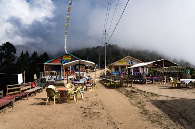 Laurebina, Rasuwa, Nepal - 20 Ekim 2024: Laurebina Köyü ve Himalayalar 'daki Snowy Gosaikunda Trek sırasında çay dükkanları