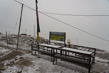 Laurebina, Rasuwa, Nepal - 20 Ekim 2024: Laurebina Köyü ve Himalayalar 'daki Snowy Gosaikunda Trek sırasında çay dükkanları