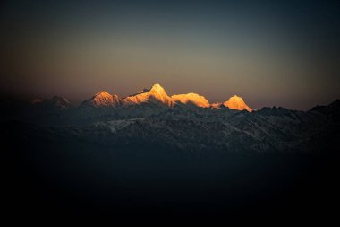 Nepal 'in Langtang Ulusal Parkı' ndaki Himalayalar 'ın karlı dağlık tepelerinde Altın Gün Doğumu