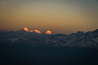 Nepal 'in Langtang Ulusal Parkı' ndaki Himalayalar 'ın karlı dağlık tepelerinde Altın Gün Doğumu