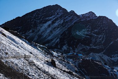 Langtang Ulusal Parkı 'ndaki Nepal' in Gosaikunda Yolu 'nda Karlı Yürüyüş Patikası ile gezinti.