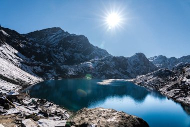 Canlı Gosaikunda mavi-yeşil dağ buzulları, güneş ışığı ve Nepal 'de karlı Himalaya zirveleri
