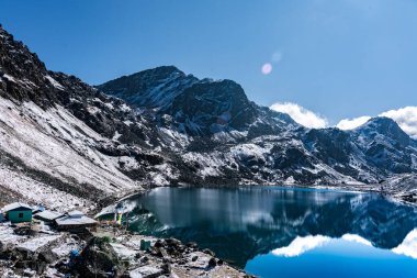 Canlı Gosaikunda mavi-yeşil dağ buzulları, güneş ışığı ve Nepal 'de karlı Himalaya zirveleri