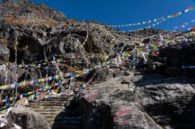 Gosaikunda Gölü Hindu Hac Alanı. Langtang, Nepal 'de Tapınak ve Dua Bayrakları.