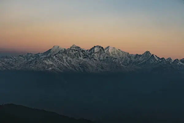 Nepal 'in Langtang Ulusal Parkı' ndaki Himalayalar 'ın karlı dağlık tepelerinde Altın Gün Doğumu