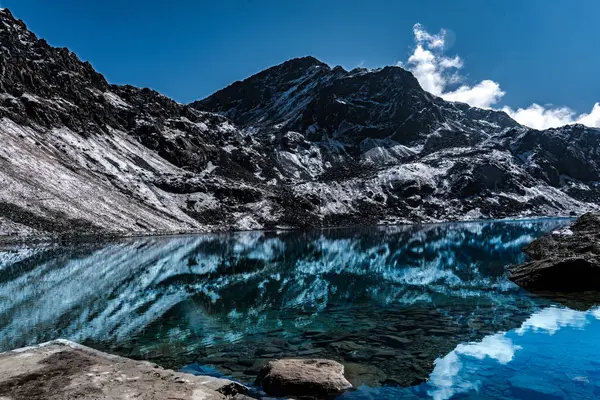 Canlı Gosaikunda mavi-yeşil dağ buzulları, güneş ışığı ve Nepal 'de karlı Himalaya zirveleri