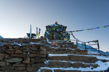 Gosaikunda, Rasuwa, Nepal - 21 Ekim 2024: Gosaikunda Gölü Hindu Hac Sahası, Langtang, Nepal 'de Tapınak ve Dua Bayrakları