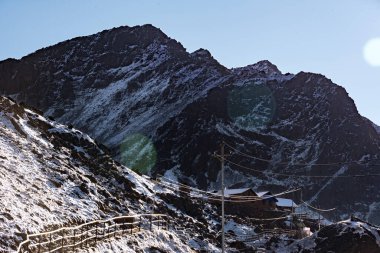Gosaikunda, Rasuwa, Nepal - 21 Ekim 2024: Langtang Milli Parkı 'ndaki Gosaikunda Yolu' nda Snowy Hiking Trail ile seyahat