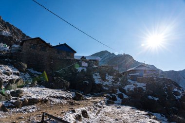 Gosaikunda, Rasuwa, Nepal - 21 Ekim 2024: Langtang Milli Parkı 'ndaki Gosaikunda Yolu' nda Snowy Hiking Trail ile seyahat