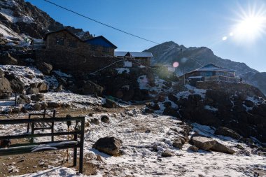 Gosaikunda, Rasuwa, Nepal - 21 Ekim 2024: Langtang Milli Parkı 'ndaki Gosaikunda Yolu' nda Snowy Hiking Trail ile seyahat