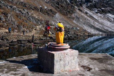 Gosaikunda, Rasuwa, Nepal - 21 Ekim 2024: Gosaikunda Gölü Hindu Hac Sahası, Langtang, Nepal 'de Tapınak ve Dua Bayrakları