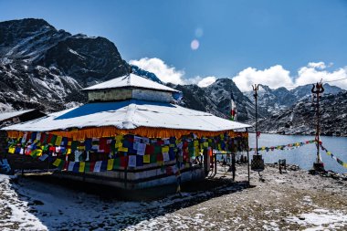 Gosaikunda, Rasuwa, Nepal - 21 Ekim 2024: Gosaikunda Gölü Hindu Hac Sahası, Langtang, Nepal 'de Tapınak ve Dua Bayrakları