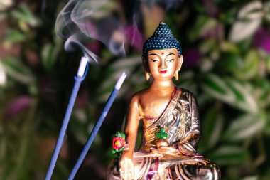Siddhartha 'dan Buda Günü Jayanti, tütsülenmiş altın heykel.