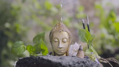 Vesak Günü için tütsü ve suyla Siddhartha Gautama Heykeli