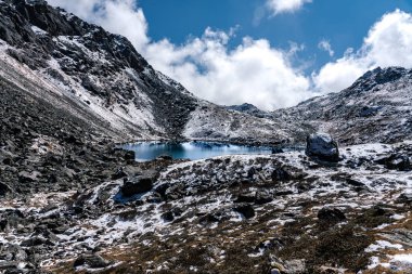 Langtang Ulusal Parkı Gosaikunda Lauribina Geçidi 'nde Barda Kunda ve Nilkantha Kunda Buzul Gölü 