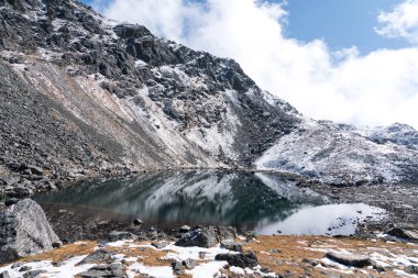Langtang Ulusal Parkı Gosaikunda Lauribina Geçidi 'nde Barda Kunda ve Nilkantha Kunda Buzul Gölü 