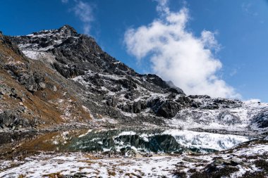 Langtang Ulusal Parkı Gosaikunda Lauribina Geçidi 'nde Barda Kunda ve Nilkantha Kunda Buzul Gölü 