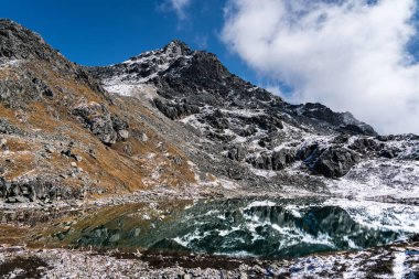 Langtang Ulusal Parkı Gosaikunda Lauribina Geçidi 'nde Barda Kunda ve Nilkantha Kunda Buzul Gölü 