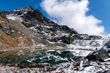 Langtang Ulusal Parkı Gosaikunda Lauribina Geçidi 'nde Barda Kunda ve Nilkantha Kunda Buzul Gölü 