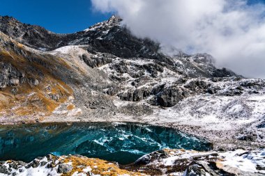 Langtang Ulusal Parkı Gosaikunda Lauribina Geçidi 'nde Barda Kunda ve Nilkantha Kunda Buzul Gölü 