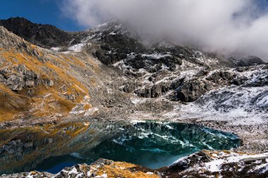 Langtang Ulusal Parkı Gosaikunda Lauribina Geçidi 'nde Barda Kunda ve Nilkantha Kunda Buzul Gölü 