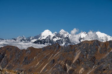 Lauribina Geçidi, Himalayalar 'da geziyor. Langtang Ulusal Parkı' nın Gosaikunda Bölümü 'ndeki Nepal' de.
