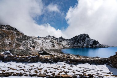 Suryakunda 'nın Himalayaları' ndaki güzel Buzul Gölü Langtang Ulusal Parkı, Gosaikunda, Nepal Lauribina Geçidi Manzaralı