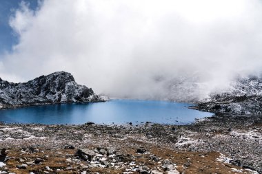 Suryakunda 'nın Himalayaları' ndaki güzel Buzul Gölü Langtang Ulusal Parkı, Gosaikunda, Nepal Lauribina Geçidi Manzaralı