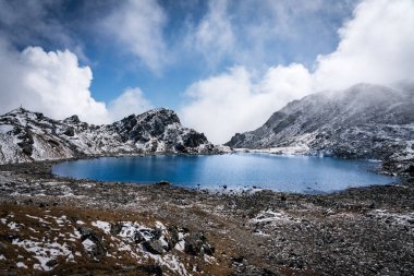 Suryakunda 'nın Himalayaları' ndaki güzel Buzul Gölü Langtang Ulusal Parkı, Gosaikunda, Nepal Lauribina Geçidi Manzaralı