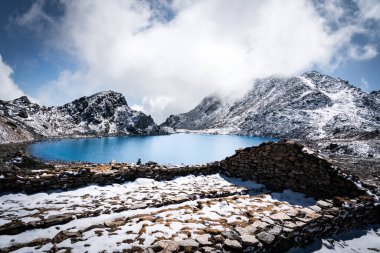 Suryakunda 'nın Himalayaları' ndaki güzel Buzul Gölü Langtang Ulusal Parkı, Gosaikunda, Nepal Lauribina Geçidi Manzaralı
