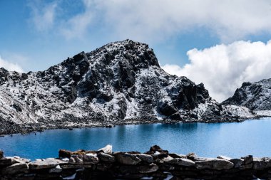 Suryakunda 'nın Himalayaları' ndaki güzel Buzul Gölü Langtang Ulusal Parkı, Gosaikunda, Nepal Lauribina Geçidi Manzaralı