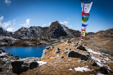 Suryakunda 'nın Himalayaları' ndaki güzel Buzul Gölü Langtang Ulusal Parkı, Gosaikunda, Nepal Lauribina Geçidi Manzaralı