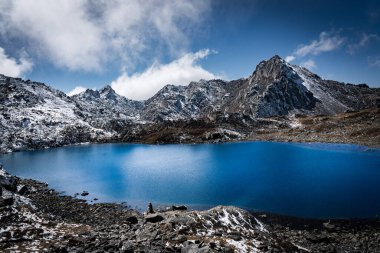Suryakunda 'nın Himalayaları' ndaki güzel Buzul Gölü Langtang Ulusal Parkı, Gosaikunda, Nepal Lauribina Geçidi Manzaralı