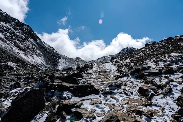 Lauribina Geçidi, Himalayalar 'da geziyor. Langtang Ulusal Parkı' nın Gosaikunda Bölümü 'ndeki Nepal' de.