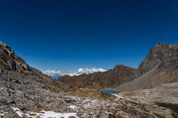 Lauribina Geçidi, Himalayalar 'da geziyor. Langtang Ulusal Parkı' nın Gosaikunda Bölümü 'ndeki Nepal' de.